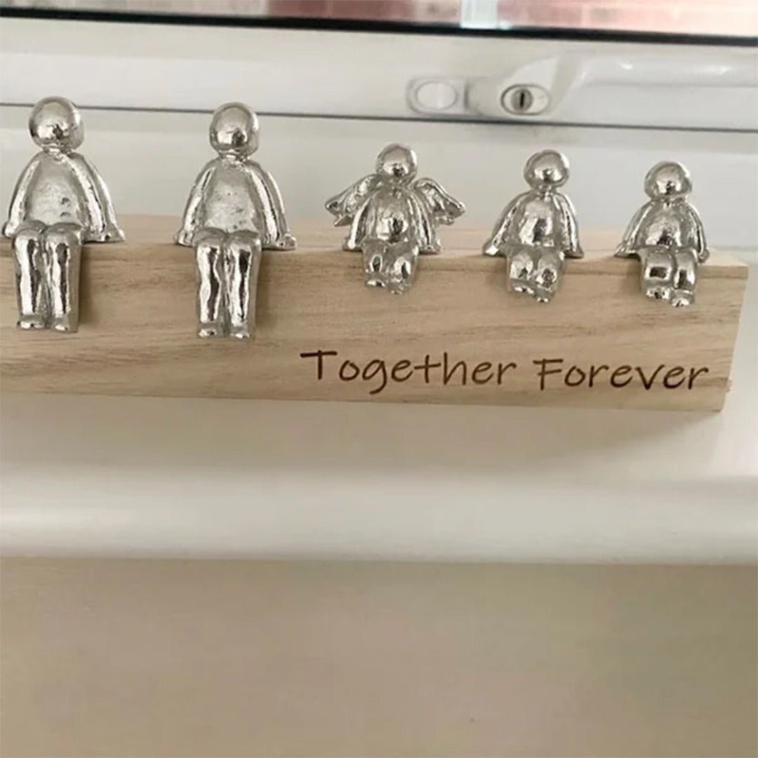 Silberne Familienskulptur auf Holzsockel, fünf Figuren, "Together Forever" Gravur.