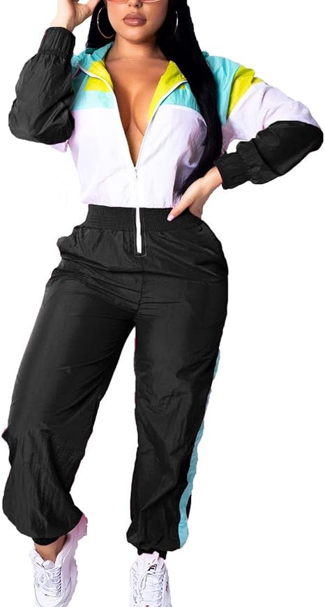 Frau in schwarz-buntem Trainingsanzug, Reißverschluss, sportlich, modisch, Freizeitkleidung.