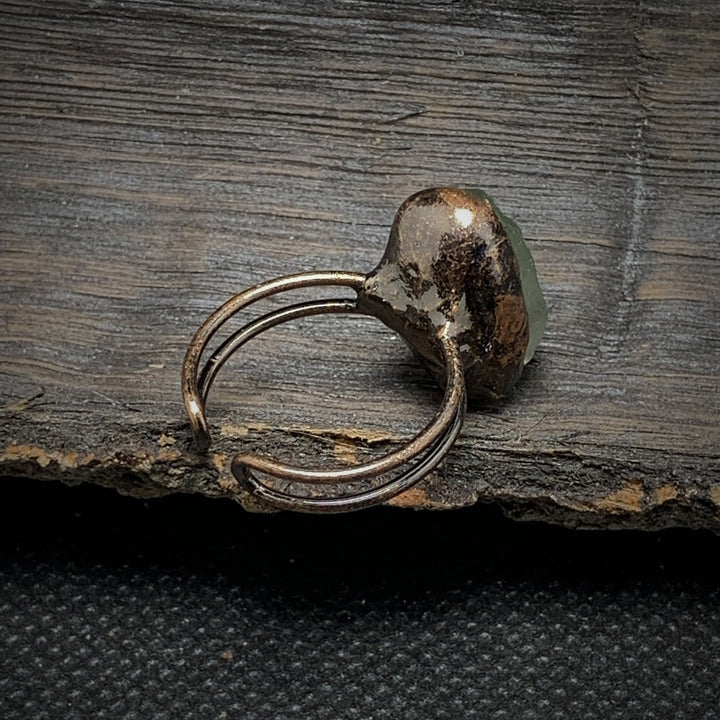 Antiker Silberring mit grünem Edelstein, rustikales Design, handgefertigter Schmuck.