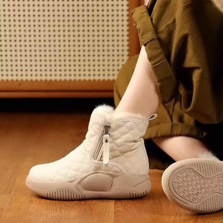 Weiße Damen-Winterstiefel mit Reißverschluss, gesteppter Stoff, rutschfeste Sohle, warm gefüttert.
