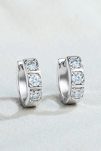 Silberne Creolen mit Diamanten, eleganter Schmuck, luxuriöse Ohrringe, Geschenk für Frauen.