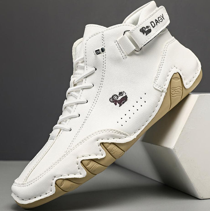 Weiße High-Top-Sneaker aus Leder mit Klettverschluss und beige Sohle, modisch und bequem.