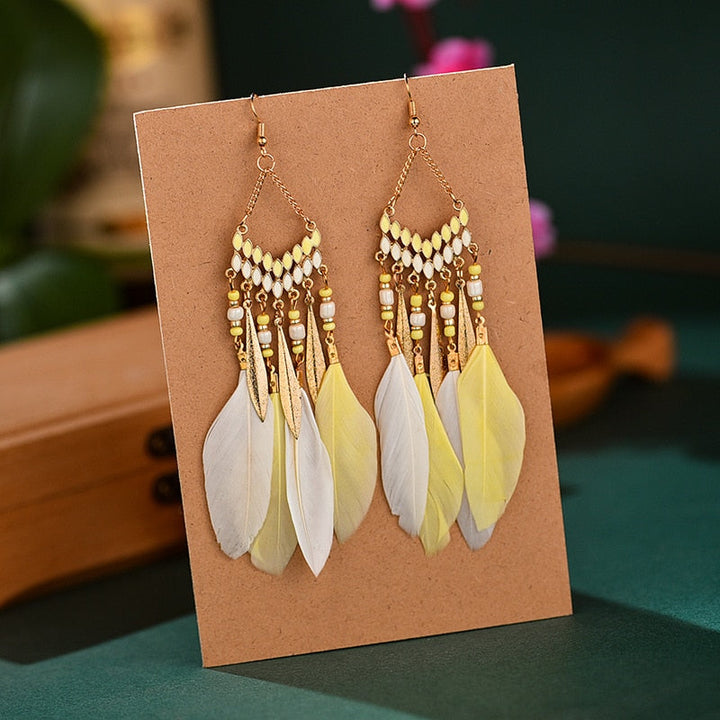 Bunte Federohrringe mit Perlen, handgefertigt, Boho-Stil, gelb-weiß, Modeschmuck.