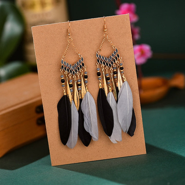 Bunte Federohrringe mit goldenen Akzenten, handgefertigt, Boho-Stil, Modeschmuck.