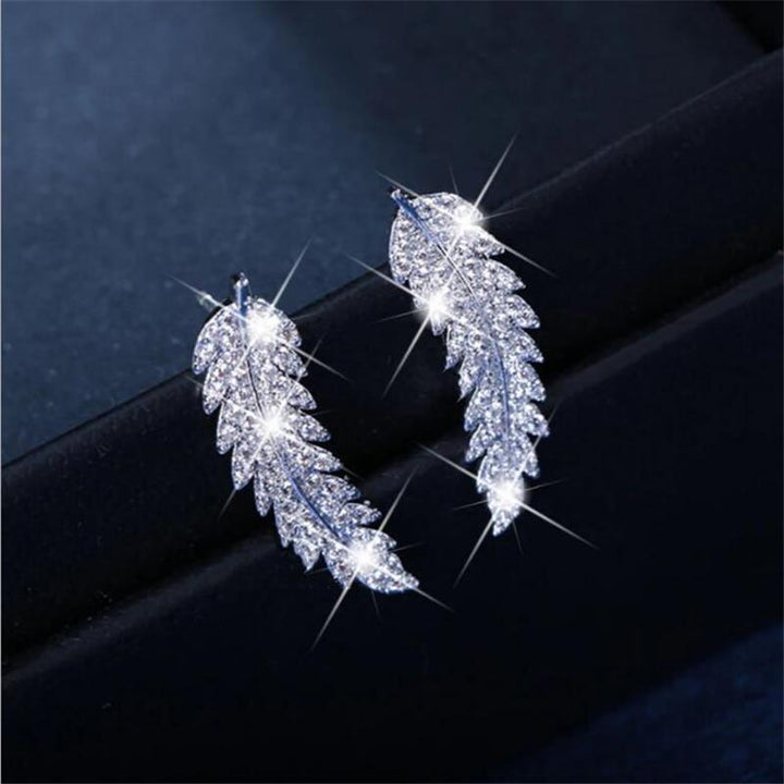 Silberne Blatt-Ohrringe mit Strasssteinen, funkelnd, eleganter Schmuck für Damen.