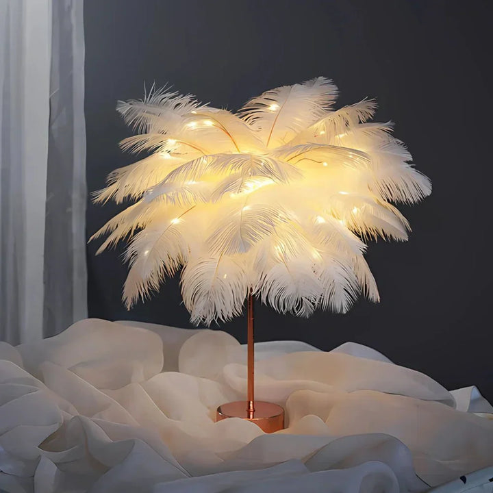 Weiße Federlampe mit LED-Lichtern, dekorative Tischleuchte, modernes Design, Kupferfuß.