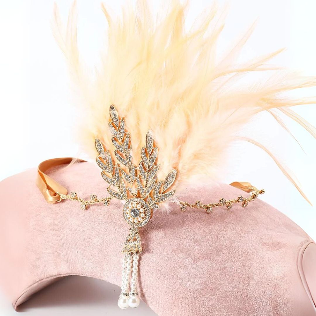 Goldenes Stirnband mit Strass und Federn, Gatsby-Stil, Vintage-Accessoire, elegant und glamourös.