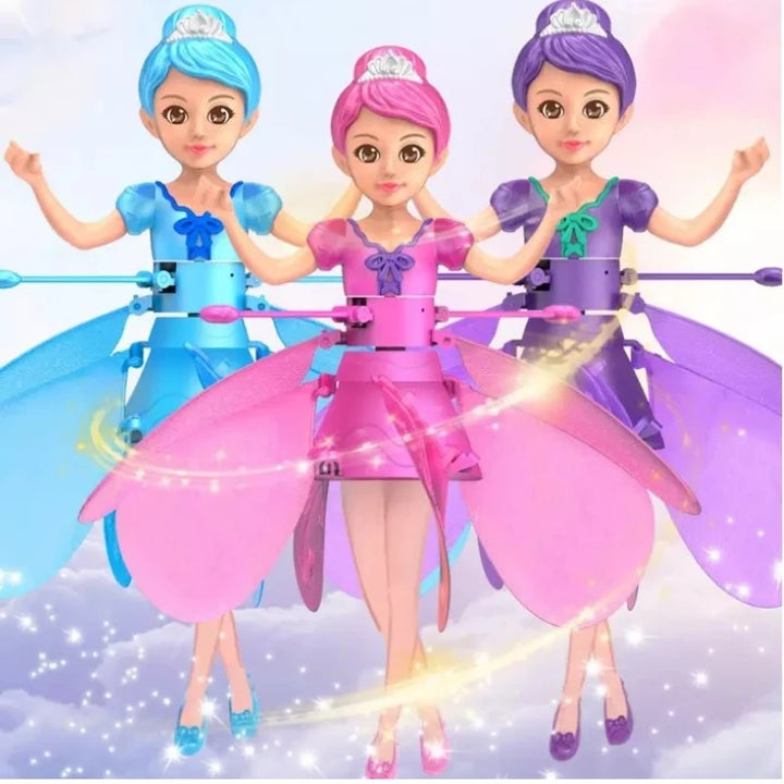 Drei bunte fliegende Feenpuppen mit Flügeln, rosa, blau und lila, auf Wolkenhintergrund.