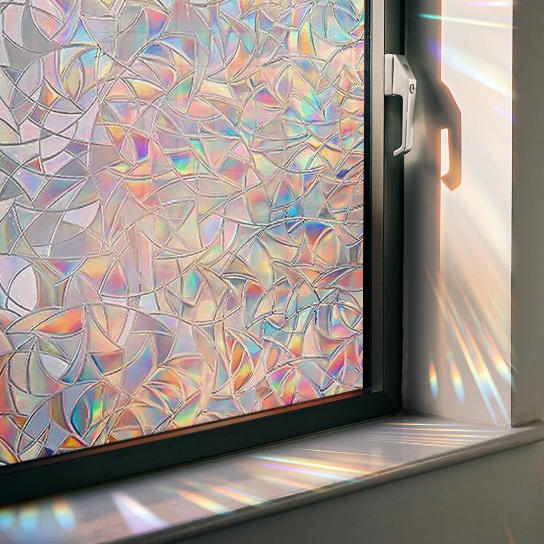 Fenster mit buntem, geometrischem Sichtschutzfolie, Lichtbrechung, dekorative Fensterfolie.