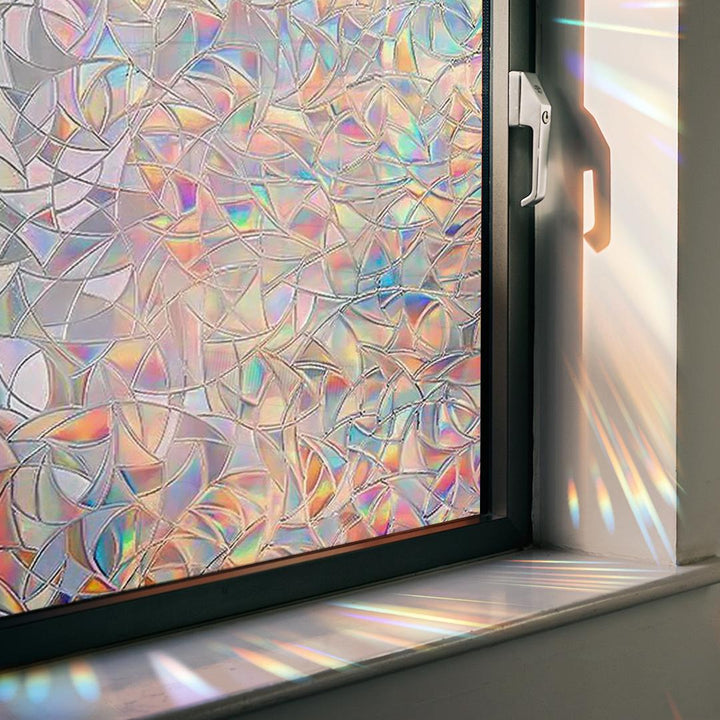 Fenster mit buntem, geometrischem Sichtschutzfolie, Lichtbrechung, dekorative Fensterfolie.