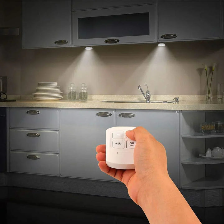 Hand hält weißen LED-Dimmer in moderner Küche, energiesparende Beleuchtungslösung.
