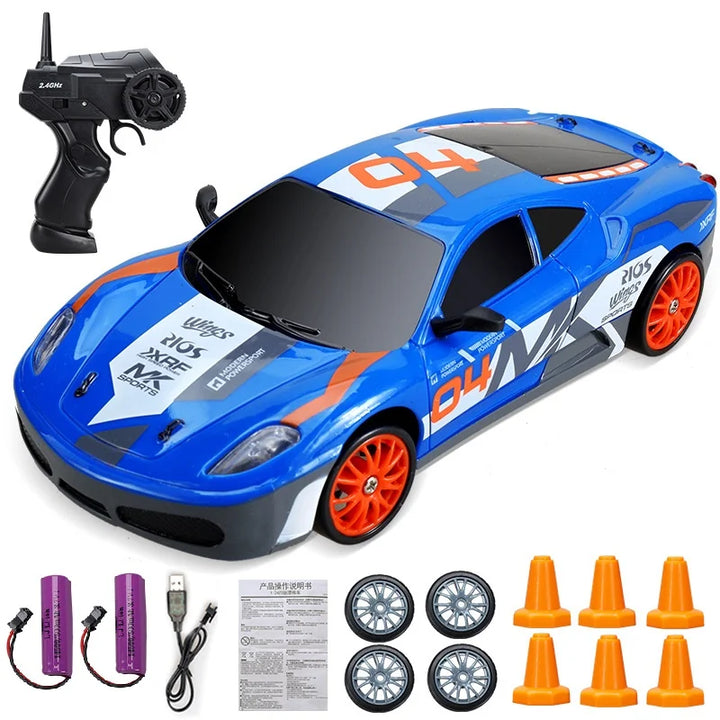 Blaues ferngesteuertes Auto mit Fernbedienung, Ersatzrädern und Ladezubehör, Spielzeugauto.