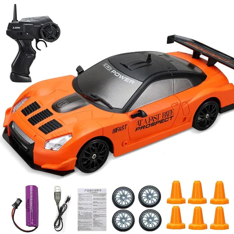 Orange ferngesteuertes Auto mit Zubehör, inklusive Fernbedienung, Reifen und Ladegerät.