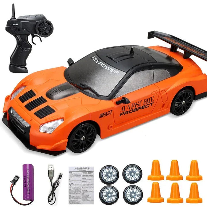 Orange ferngesteuertes Auto mit Zubehör, inklusive Fernbedienung, Reifen und Ladegerät.