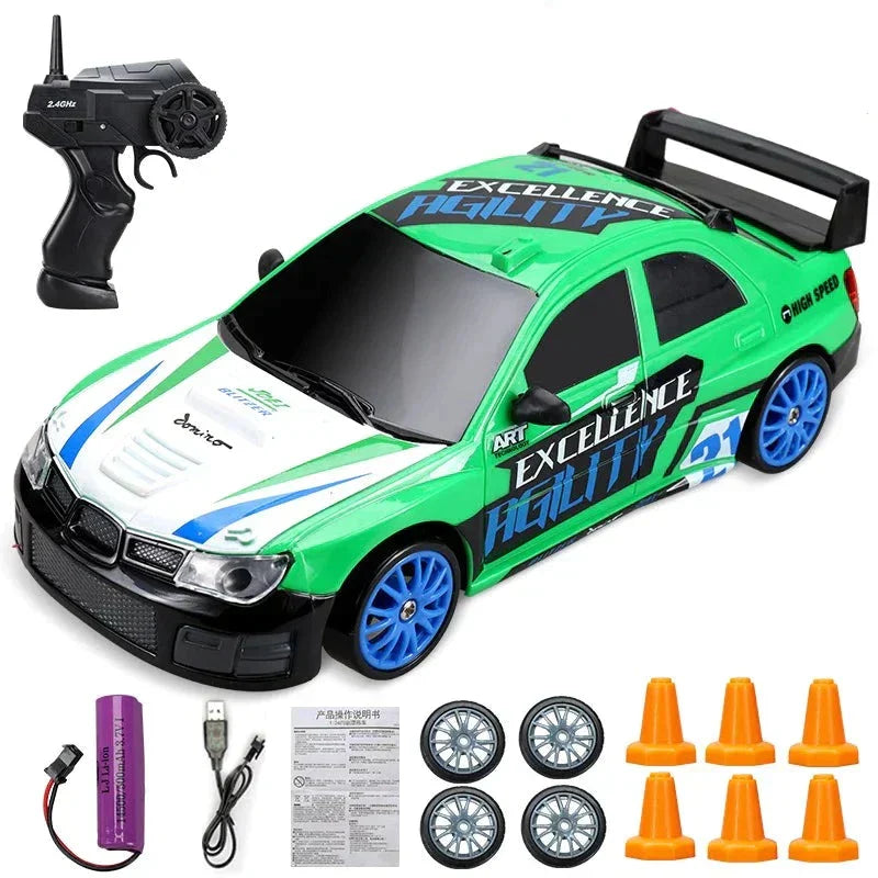 Grünes ferngesteuertes Auto mit Zubehör, blauen Rädern, Fernbedienung und Ladegerät.