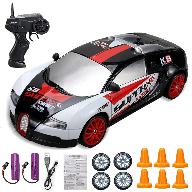 Ferngesteuertes Auto Set, schwarz-rot, mit Fernbedienung, Batterien, Rädern und Pylonen.