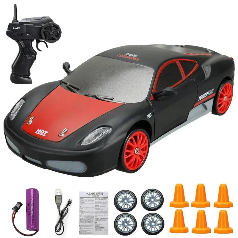 Ferngesteuertes Auto Set, schwarz-rot, mit Fernbedienung, Ersatzrädern, Ladegerät und Pylonen.