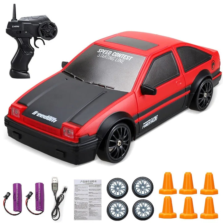 Rotes RC-Auto-Set mit Fernbedienung, Ersatzreifen, Batterien und Pylonen für Drifting.