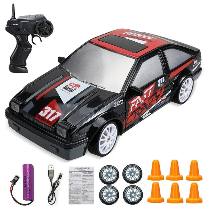 Ferngesteuertes Auto Set, schwarz-rot, mit Fernbedienung, Ersatzrädern und Ladezubehör.