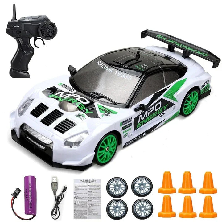 Ferngesteuertes Auto Set, weiß-grün, mit Controller, Ersatzrädern, Ladegerät und Pylonen.