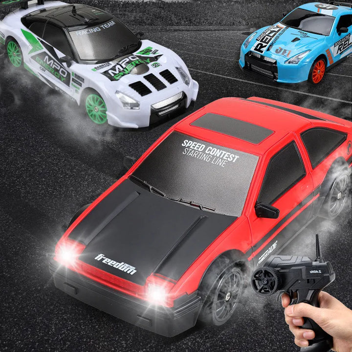 Rote ferngesteuerte Drift-Autos auf Asphalt, mit Fernbedienung, Rennspielzeug.