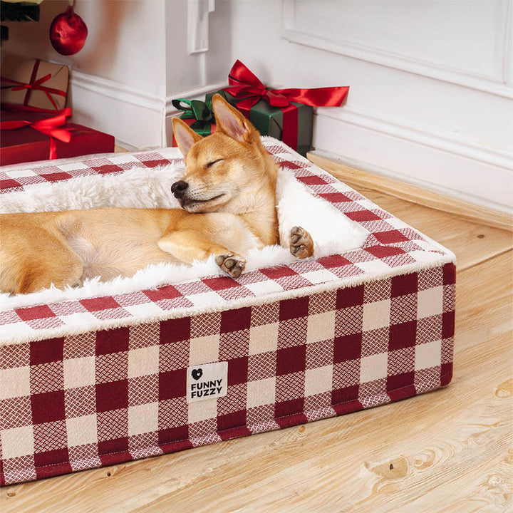 Hund schläft im rot-weiß karierten Anti-Angst Hundebett, weiches Plüschmaterial, gemütlich.