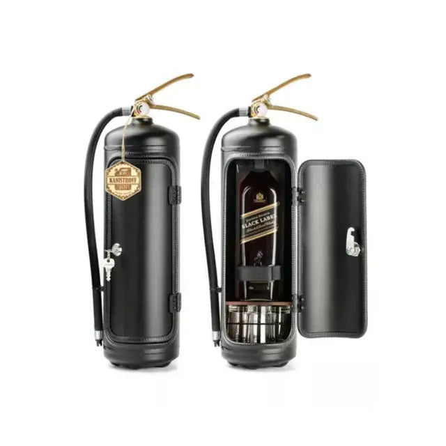 Schwarzer Feuerlöscher-Mini-Bar, geöffnet und geschlossen, mit Whiskyflasche und Gläsern.