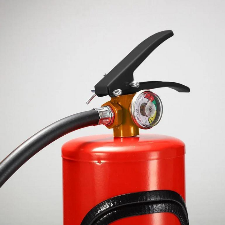Roter Feuerlöscher mit Manometer und Schlauch, Brandschutzgerät, Sicherheitsausrüstung.