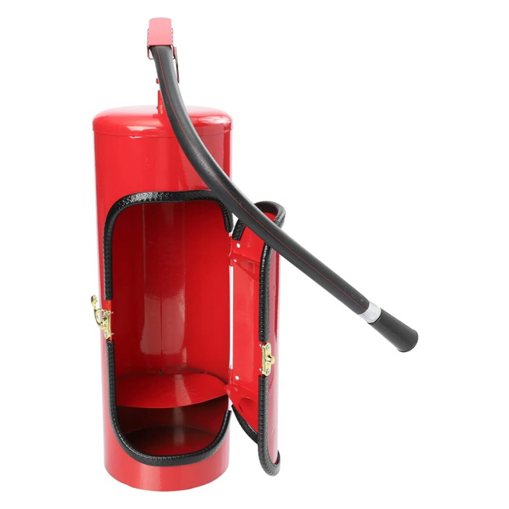 Roter Feuerlöscher mit offenem Gehäuse und schwarzem Schlauch, Brandschutzgerät.