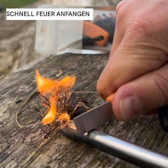 Hand entzündet Feuer mit Feuerstarter auf Holzoberfläche, Outdoor-Überlebensausrüstung.
