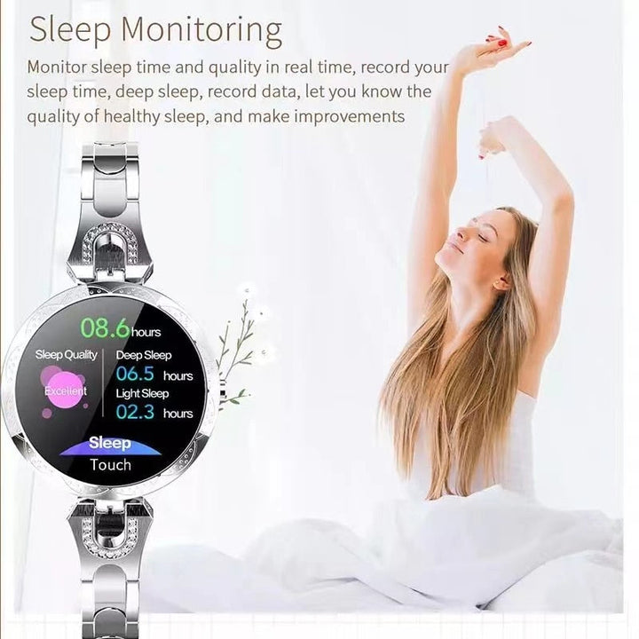 Silberne Smartwatch mit Schlafüberwachung, Touchscreen, Fitness-Tracker, Frau im Hintergrund.
