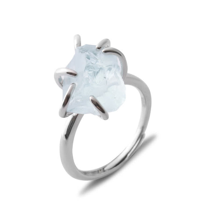 Silberring mit rohem Aquamarin-Edelstein, elegantes Schmuckdesign, minimalistischer Stil.