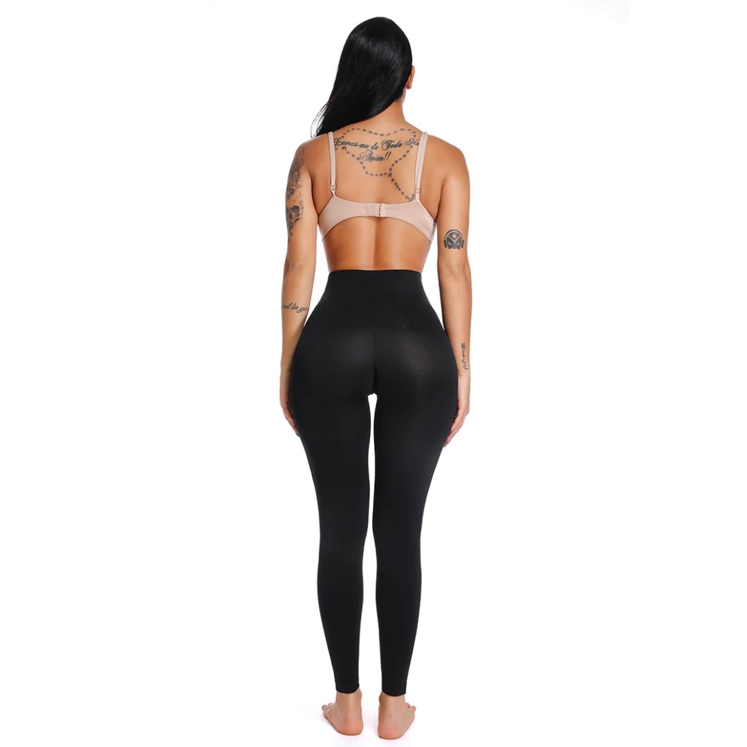 Frau in schwarzer, figurbetonter Leggings, Rückenansicht, ideal für Sport und Freizeit.