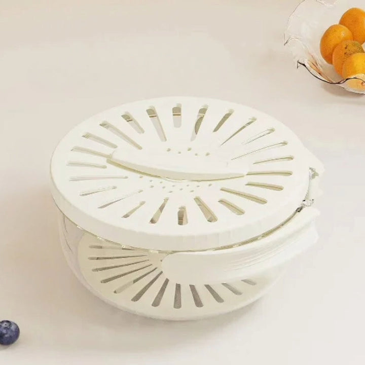 Weiße Salatschleuder aus Kunststoff mit Deckel, ideal zum Trocknen von Salat und Gemüse.