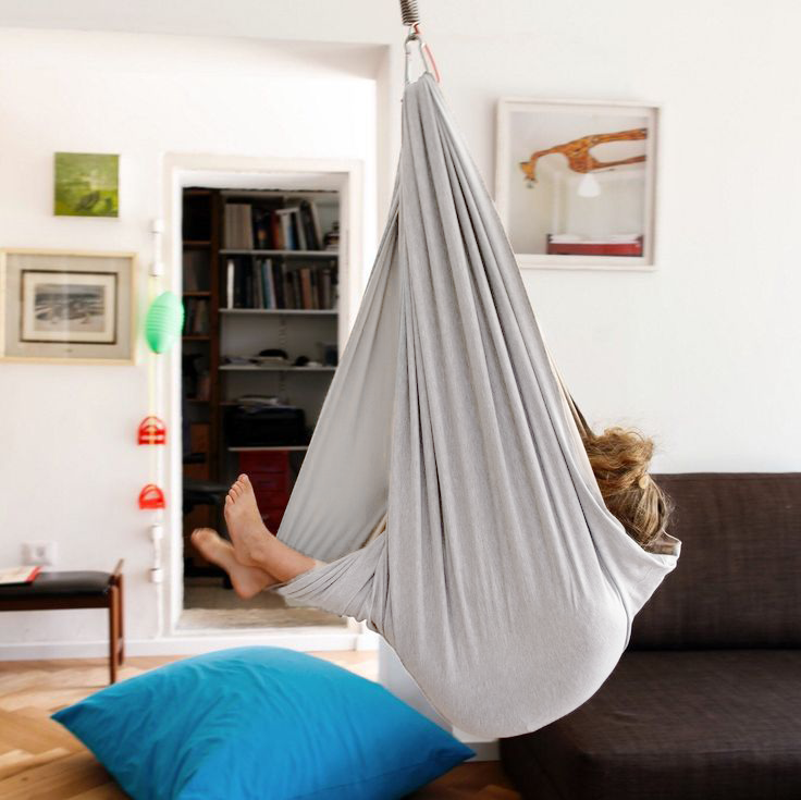 Graue Hängematte im Wohnzimmer, gemütlich, modern, Entspannung, Inneneinrichtung, skandinavisch.