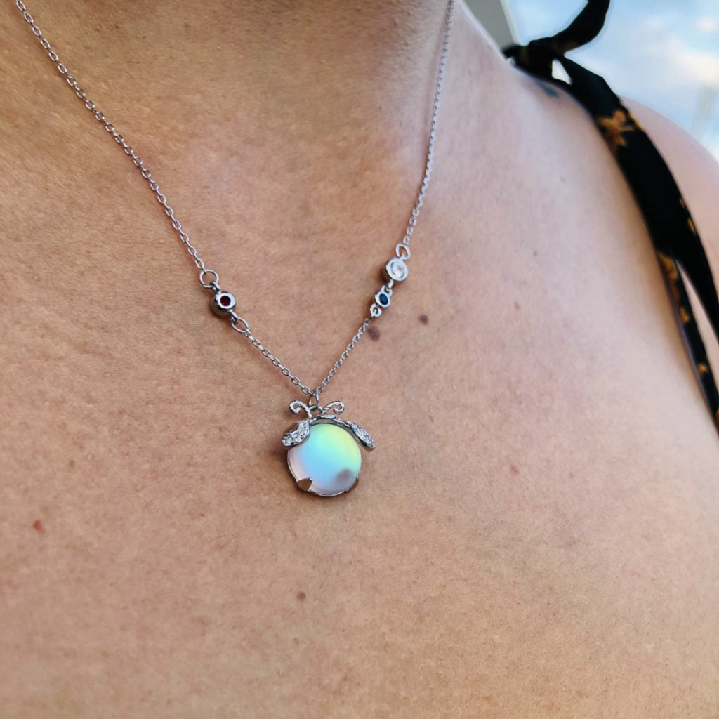 Silberne Halskette mit schillerndem Anhänger, Damenmode, eleganter Schmuck, Geschenkidee.