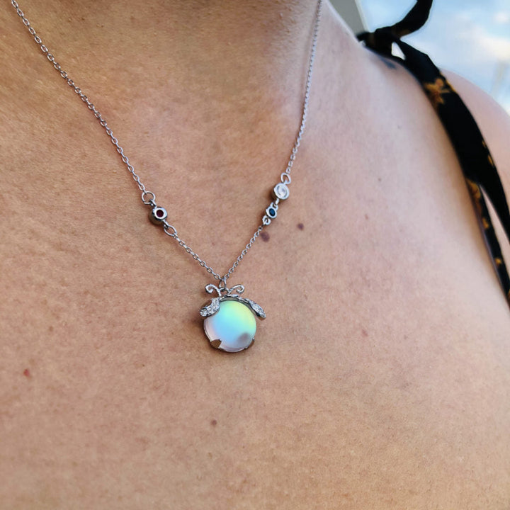 Silberne Halskette mit schillerndem Anhänger, Damenmode, eleganter Schmuck, Geschenkidee.