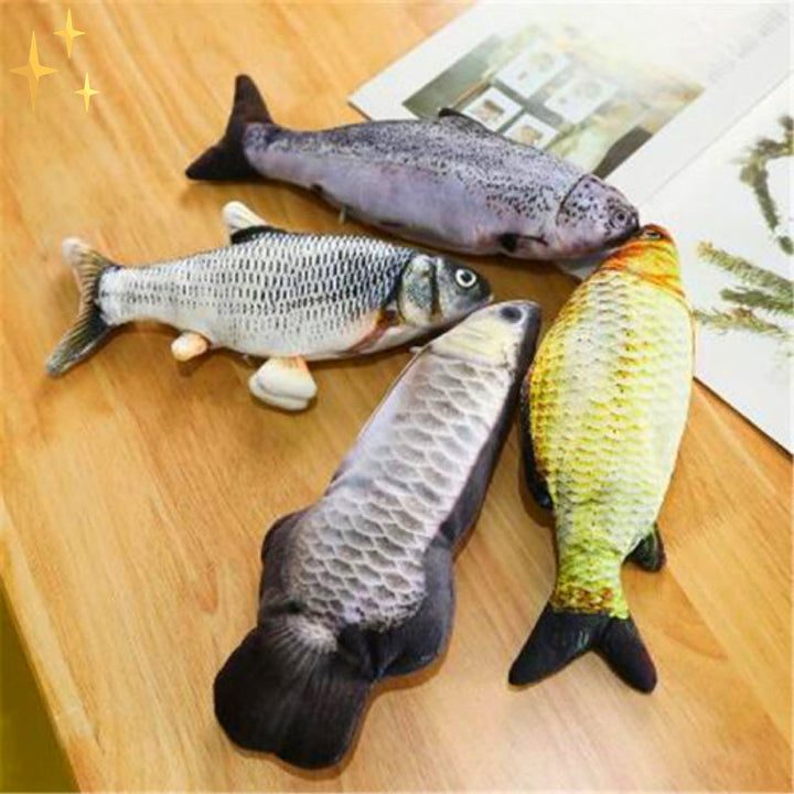 Vier realistische Fisch-Katzenspielzeuge aus Stoff auf Holztisch, ideal für Katzenunterhaltung.