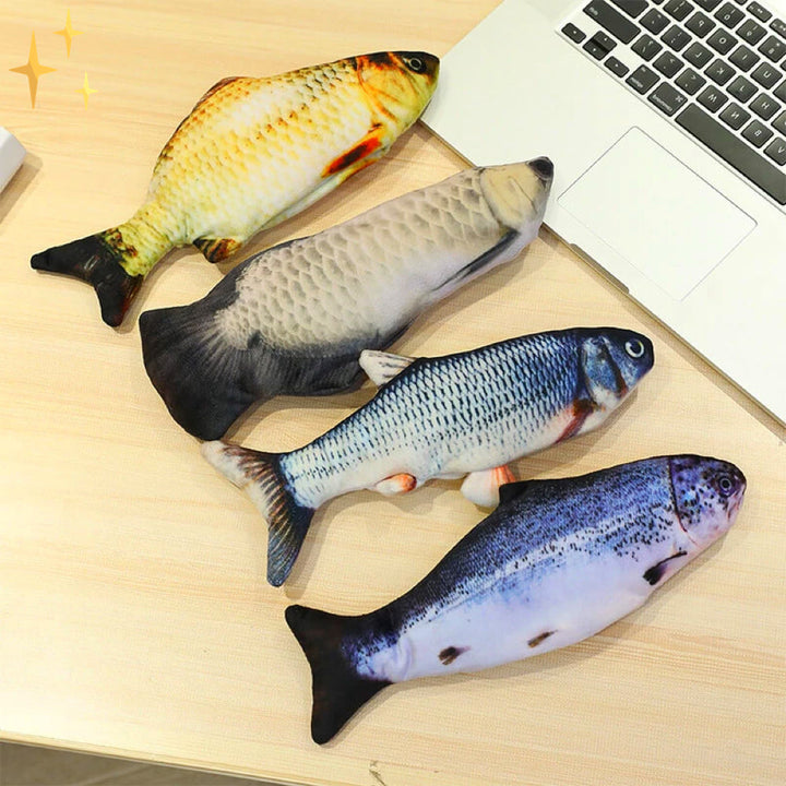 Vier realistische Fisch-Katzenspielzeuge aus Stoff auf einem Holztisch neben einem Laptop.