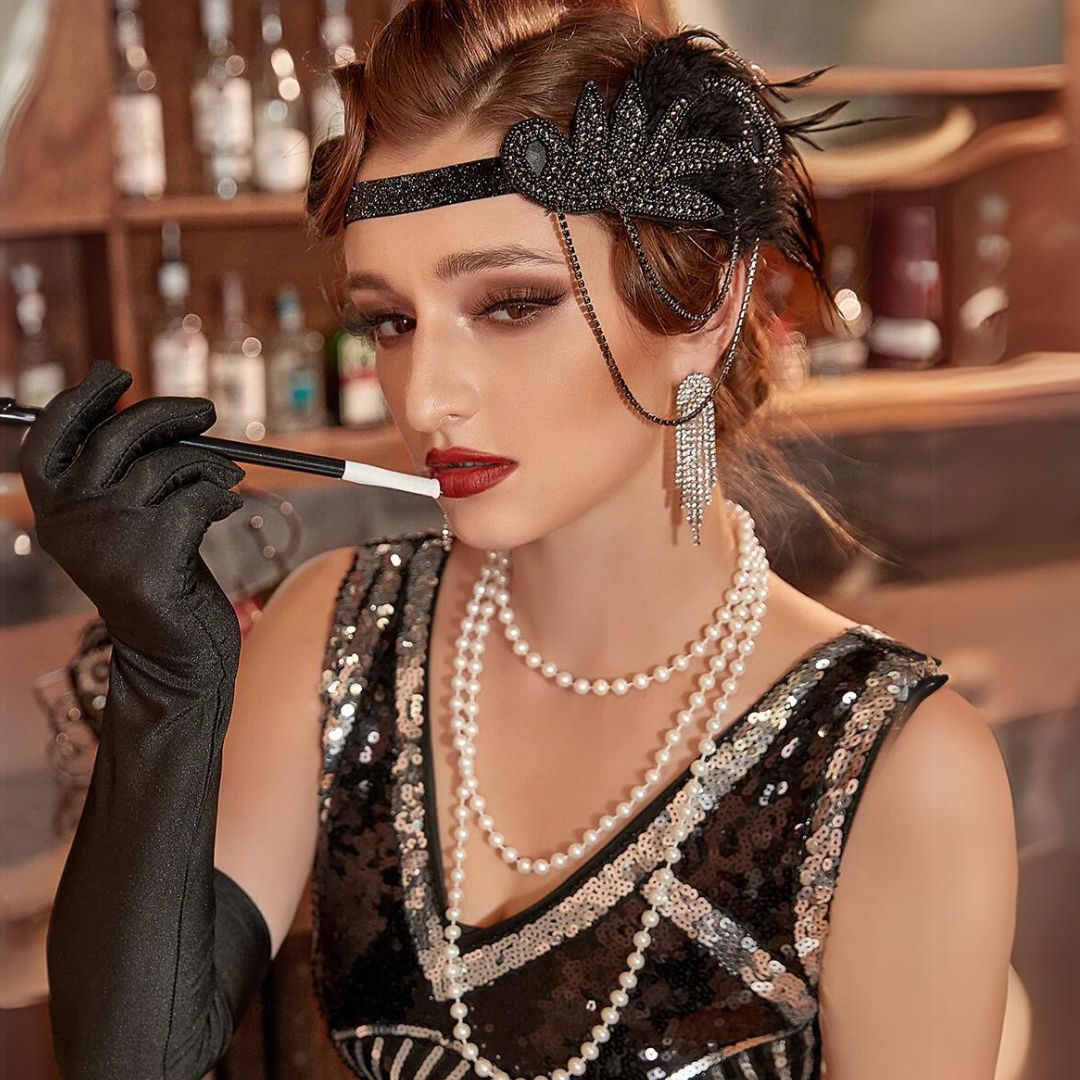 Frau im 1920er-Jahre-Kleid mit Perlenkette, Federstirnband, langen Handschuhen, Cocktailbar-Hintergrund.
