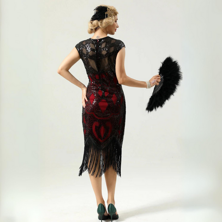 Frau im schwarzen, roten Fransen-Kleid mit Federfächer, Retro-Stil, Rückansicht.