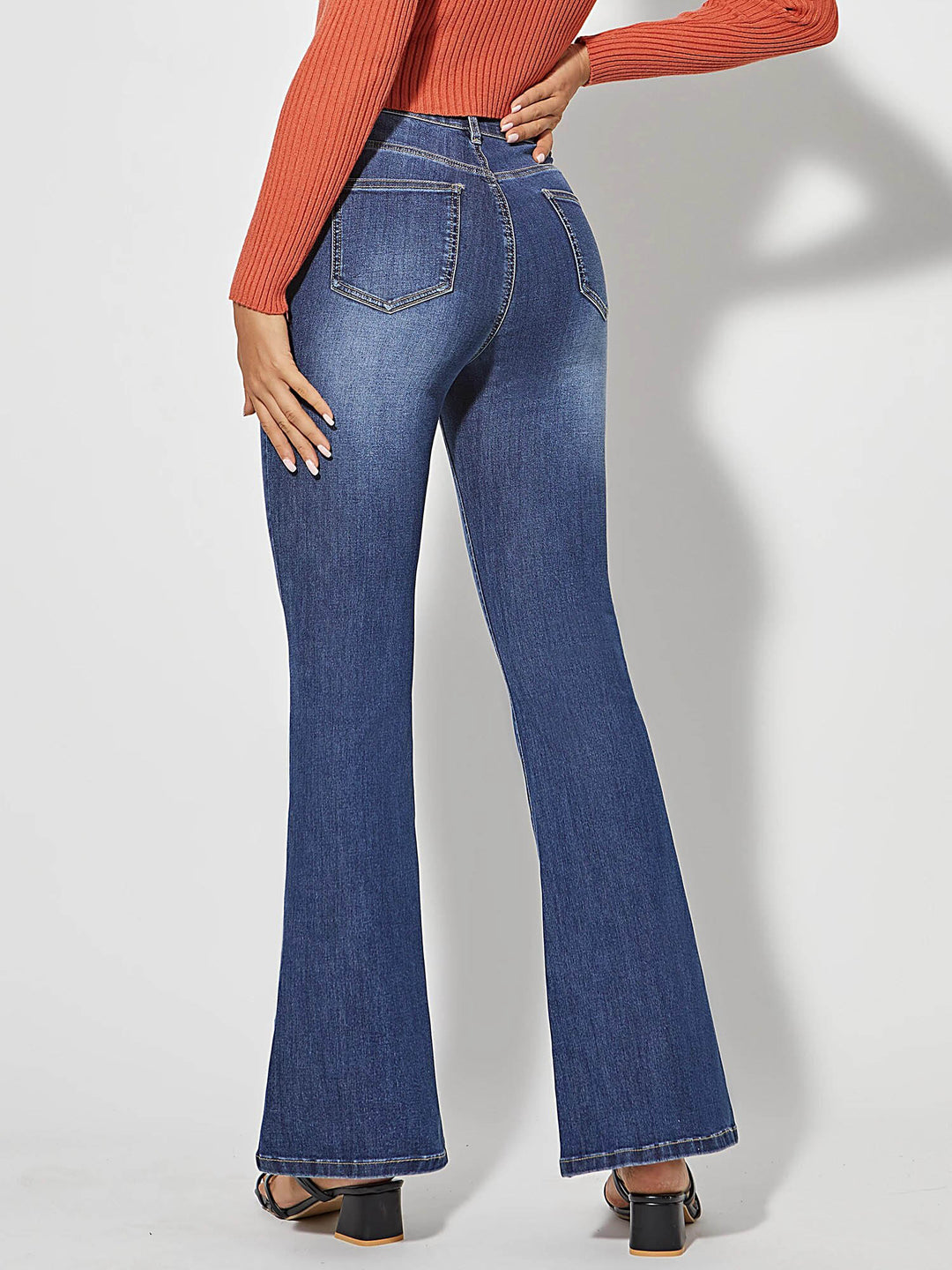 Damenjeans mit Schlag, blau, hohe Taille, lässig, Rückansicht, Denim, Mode, bequem.