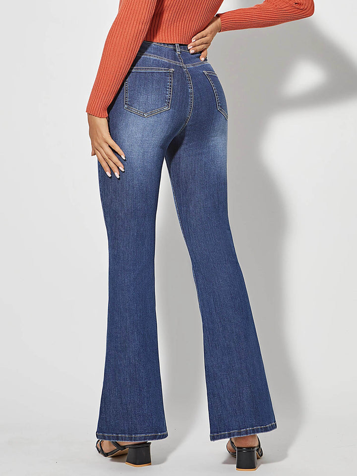Damenjeans mit Schlag, blau, hohe Taille, lässig, Rückansicht, Denim, Mode, bequem.