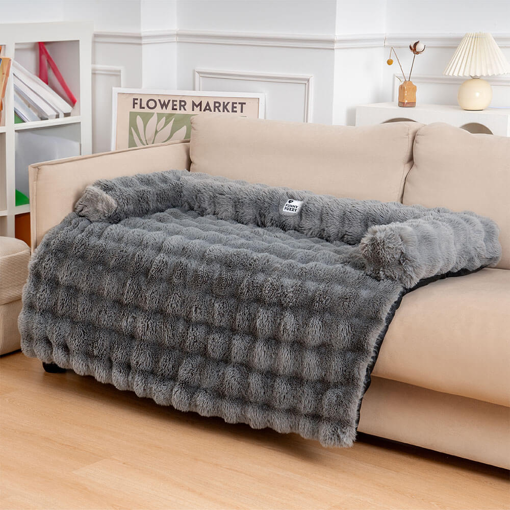Graues, flauschiges Hundebett-Sofa-Schoner, beruhigende Haustiermatte, Wohnzimmer, gemütlich.