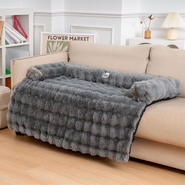 Graues, flauschiges Hundebett-Sofa-Schoner, beruhigende Haustiermatte, Wohnzimmer, gemütlich.