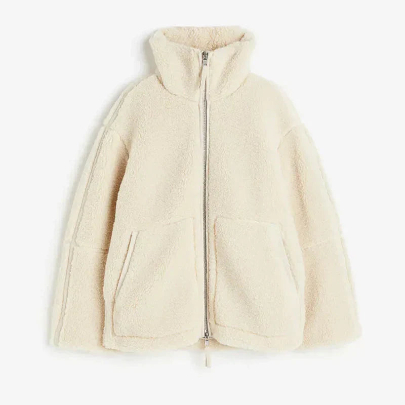 Beige Damen Teddyjacke mit Reißverschluss, weiches Fleece, modische Winterbekleidung.