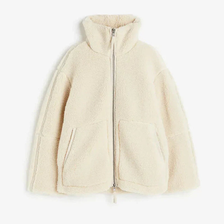 Beige Damen Teddyjacke mit Reißverschluss, weiches Fleece, modische Winterbekleidung.