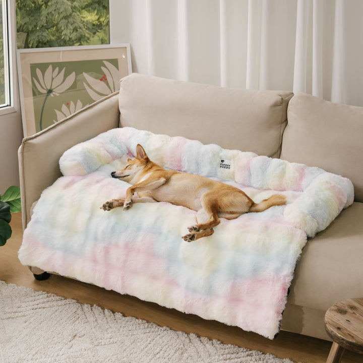 Hund auf flauschigem, buntem Sofaüberwurf, beruhigendes Haustierbett, Wohnzimmerumgebung.