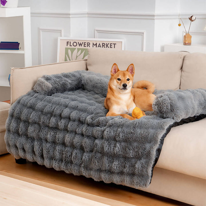 Hund auf grauem, flauschigem Sofaüberwurf, beruhigendes Haustierbett, Wohnzimmer.