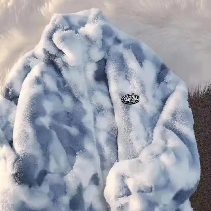 Grauer und weißer Kunstpelzmantel, weiches Material, modisches Winterkleidungsstück.